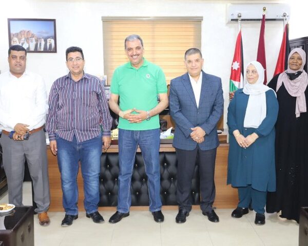 العوضات يكرم رئيس قسم صحة البيئة والغذاء في مديرية صحة محافظة الزرقاء