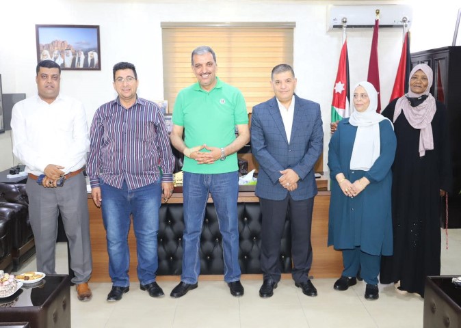 العوضات يكرم رئيس قسم صحة البيئة والغذاء في مديرية صحة محافظة الزرقاء